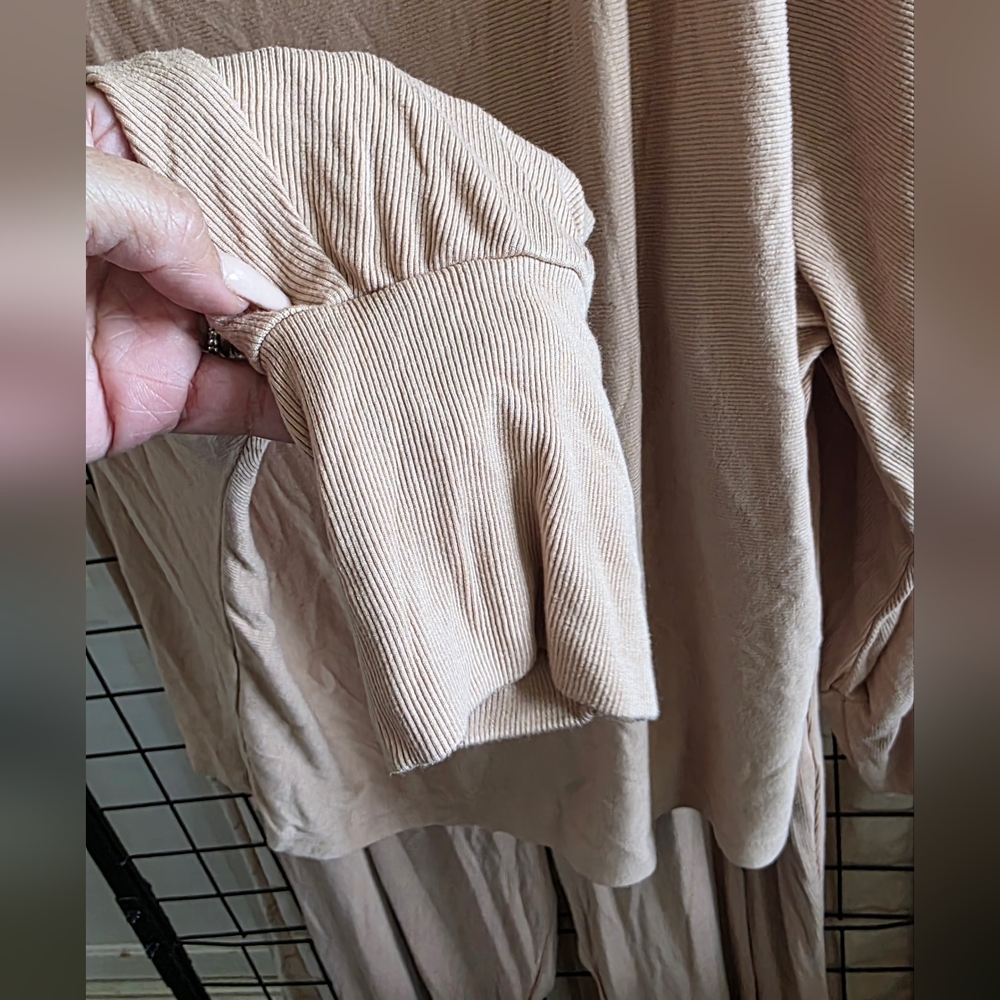 Beige Long Sleeve Top and Pants Set Size Large - Picture 3 of 6